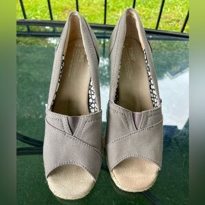 TOMS SIZE w8.5 Women's Gray Peep-Toe Shoes